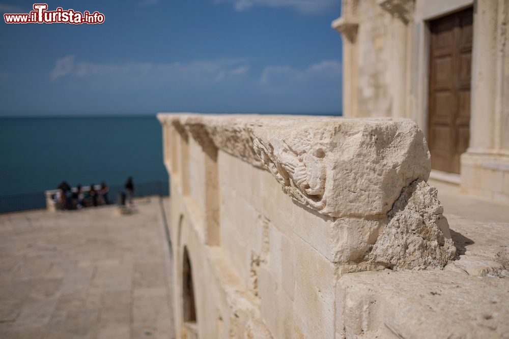 Immagine Motivi scultorei della cattedrale di Trani, Puglia. L'edificio religioso è stato costruito con tufo estratto dalle cave della città, di colore roseo chiarissimo, quasi bianco.