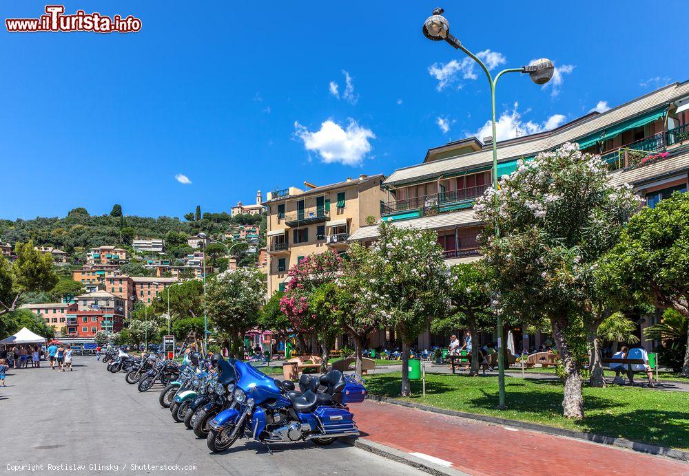 Immagine Motociclette nella strada pedonale del centro di Recco, Genova, Italia. Questa località ligure è una delle mete turistiche più popolari del Mediterraneo conosciuta anche per la sua famosa focaccia con formaggio - © Rostislav Glinsky / Shutterstock.com