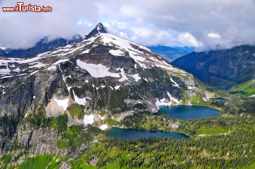 Immagine Mount Revelstoke National Park (Canada) con i laghetti fotografati dall'alto.