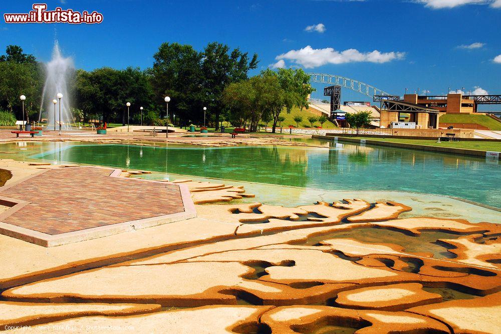 Immagine Mud Island, Memphis (Tennessee): un modello in scala del fiume Mississipi che sfocia in una piscina costruita per rappresentare il golfo del Messico - © James Kirkikis / Shutterstock.com