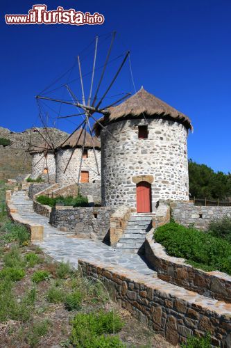 Immagine Mulini a vento sull'isola di Lemnos, Grecia - Accanto a case e ville tradizionali con muri bianchi o colorati, quest'angolo di Grecia ospita mulini a vento che la rendono ancora più caratteristica agli occhi di turisti e visitatori © Jiri Vavricka / Shutterstock.com