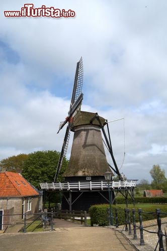 Immagine Mulino a vento a Sloten, una delle città della Frisia in Olanda, la regione storica dei Paesi Bassi