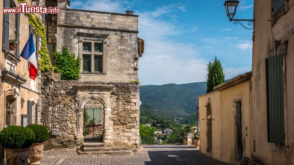 Immagine Il centro storico di Menerbes, Francia. Sulla sinistra, l'ingresso del Palazzo Municipale.