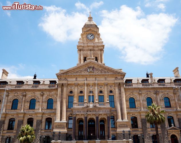 Immagine Municipio di Città del Capo, Sud Africa - Città del Capo rappresentando la capitale legislativa del Sud Africa, non poteva che avere un municipio piuttosto fastoso. Si presenta con un colore piuttosto neutro, un ocra scuro, ma è arricchito dalla torretta centrale e dal colonnato dell'ingresso principale. Il tutto crea un effetto architettonico importante ma non invadente, andandosi a sposare con lo stile edilizio di tutta la città in modo eccellente - © michaeljung / Shutterstock.com