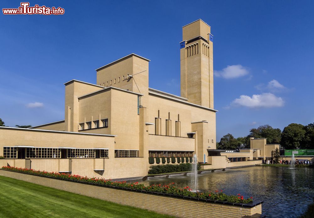 Immagine Municipio della città di Hilversum, Olanda. Il celebre "raadhuis", disegnato dall'architetto Willem Marinus Dudok, fotografato in una giornata di sole e visto dal lato nord ovest - © www.hollandfoto.net / Shutterstock.com