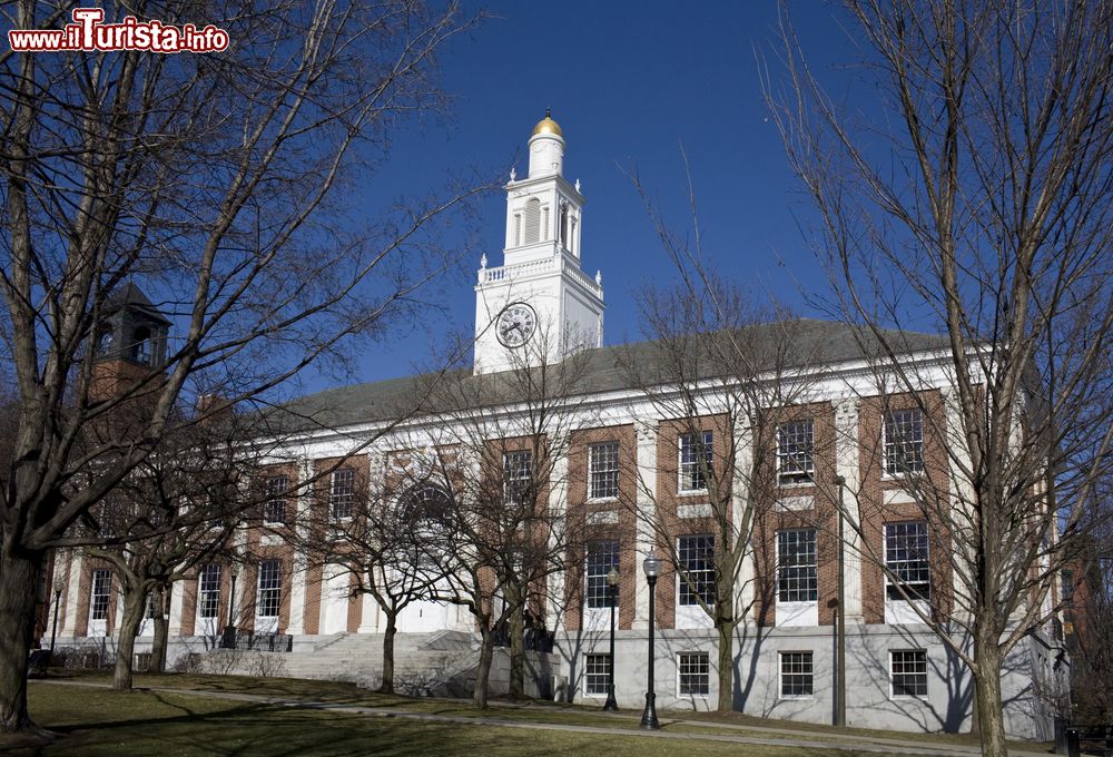 Immagine Municipio di Burlington, Vermont, Stati Uniti. Il palazzo comunale spicca per la bella torre dell'orologio.