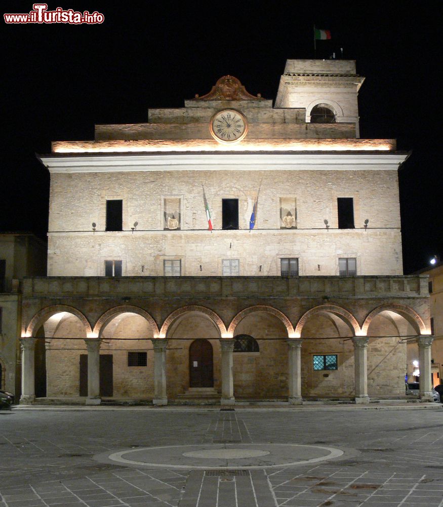 Immagine Il Municipio di Montefalco by night, Umbria. Il portico a pilastri ottagonali rifiniti da capitelli con larghe foglie d'acanto è sovrastato da una grande terrazza da cui si gode uno splendido panorama sulla piazza.