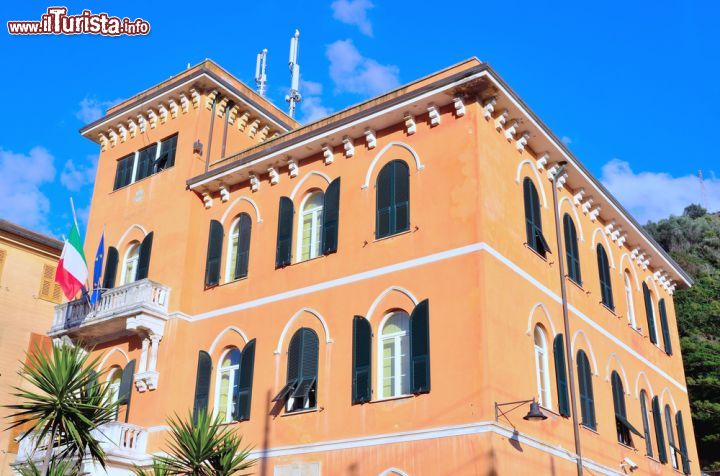 Immagine Municipio di Monterosso al Mare, Liguria, Italia - L'elegante edificio cittadino che accoglie il palazzo municipale di Monterosso © maudanros / Shutterstock.com