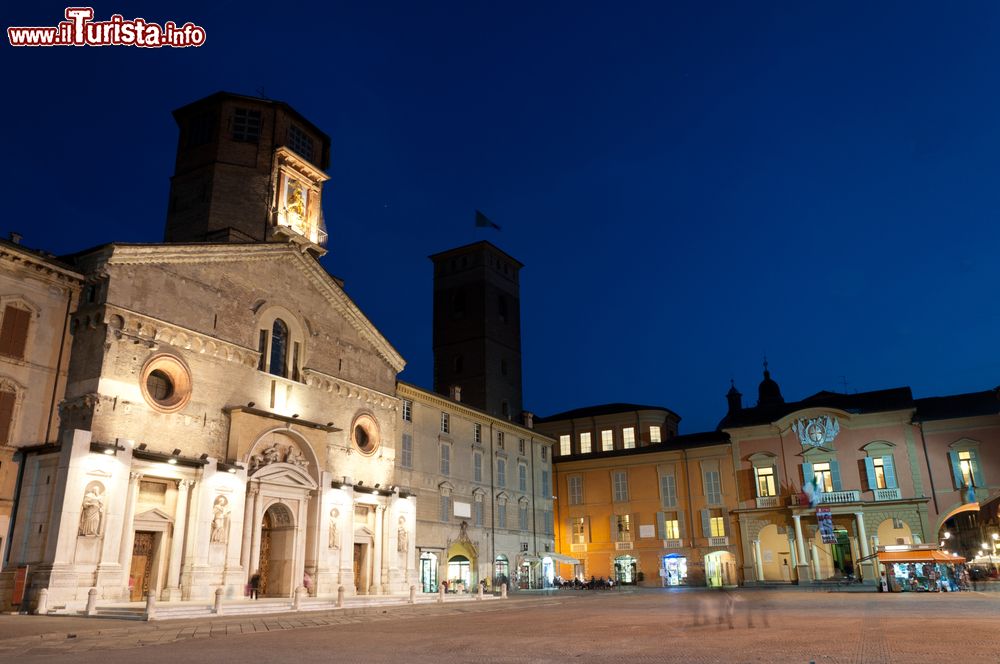 Immagine Municipio e cattedrale a Reggio Emilia, Emilia Romagna. Una suggestiva immagine notturna del centro storico cittadino.