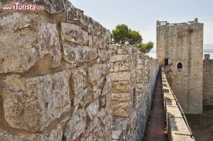 Immagine Mura della fortezza di Castiglione del Lago, Umbria - Le mura merlate della Rocca del Leone sono fortificate agli angoli da quattro torri © Wallace Weeks / Shutterstock.com