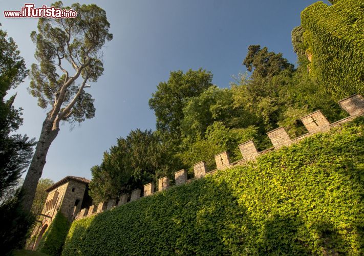 Immagine Le mura di cinta del Castello della Pallotta a Caldarola (Marche) - © www.castellopallotta.com