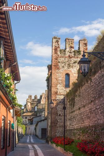 Immagine mura e castello di Lazise - © CDuschinger / Shutterstock.com