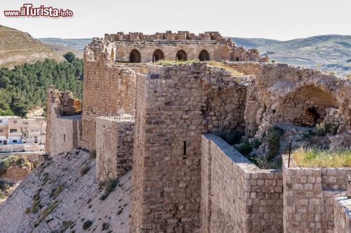 Immagine Mura fortificate del castello di Karak, Giordania. La spessa cinta muraria del castello crociato il cui occupante più famoso fu Reginaldo di Chatillon - © Anton_Ivanov / Shutterstock.com