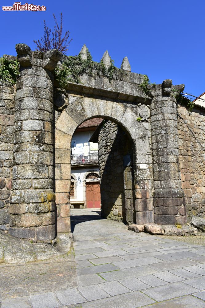Immagine Mura medievali e porta d'ingresso del quartiere ebraico a Ribadavia, Spagna.
