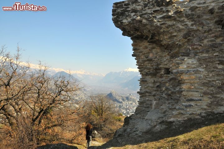 Immagine Sion, Sitten in tedesco, è una città della Svizzera, capoluogo del Canton Vallese, famosa anche perchè nei mesi estivi di luglio e agosto vi si svolgono concerti per organo dei quali è protagonista il piccolo ma interessante strumento musicale della cattedrale di Valère, il più antico al mondo ancora perfettamente funzionante. Punteggiata di resti archeologici e dominata da quattro manieri maestosi, che hanno fieramente resistito all'inesorabile corso dei secoli, Sion è caratterizzata da splendide vestigia di mura lungo cui si sono consumate battaglie e stipulate alleanze - © mountainpix / Shutterstock.com