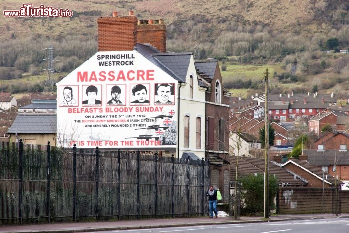 Immagine Murales sul Bloody Sunday a Belfast, Irlanda del Nord. Raffigura l'episodio del 1972 quando nella città di Derry il 1° Battaglione del Reggimento Paracadutisti dell'esercito britannico aprì il fuoco contro manifestanti per i diritti civili. Morirono 14 persone.