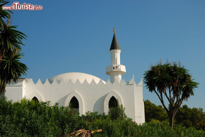 Immagine La moschea del Re Abdelaziz a Marbella, Spagna. Chiamata anche "Mezquita de Marbella", questo tempio islamico fu fatto costruire dal principe Salman in onore del monarca saudita re Fahd. I finanziamenti per la sua costruzione sono arrivati dall'Arabia Saudita. L'edificio è un interessante esempio di architettura andalusa in stile contemporaneo ispirata all'arte araba: realizzata su progetto dell'architetto Juan Mora, può ospitare circa 800 fedeli e dispone di bellissimi giardini - © Philip Lange / Shutterstock.com