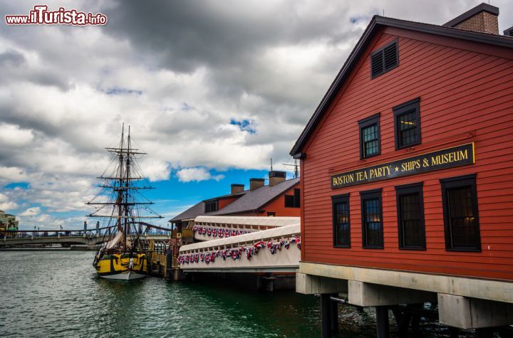 Immagine Il Museo nel porto di Boston, dedicato dedicato all'evento del Tea Party che segnò l'inizio della guarra d'indipendenza degli Stati Uniti - © Jon Bilous / Shutterstock.com