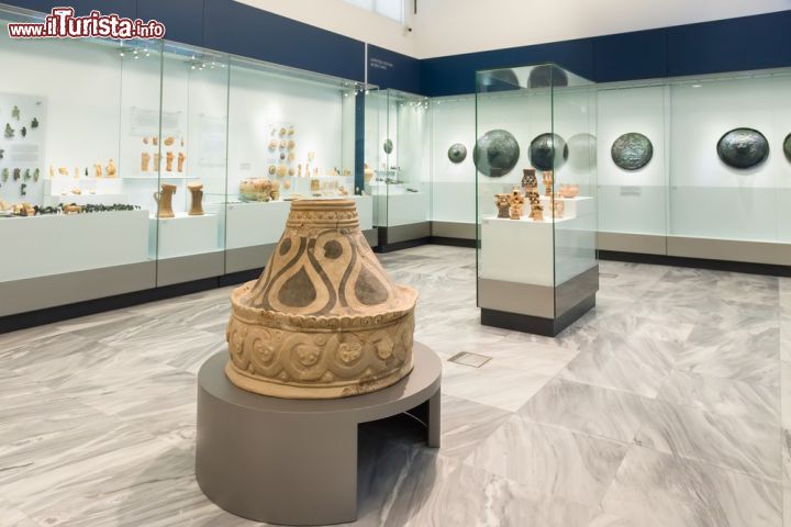 Immagine Museo archeologico di Heraklion, Creta - Unico in assoluto per la conoscenza della civiltà minoica oltre che fra i maggiori di tutta la Grecia, questo museo si trova in pieno centro città: istituito nel 1883 come semplice collezione di antichità, fu poi ospitato in un apposito edificio progettato grazie all'interessamento di due archeologi cretesi. Fu solo però nel 1937 che iniziarono i lavori di costruzione all'attuale palazzo che ospita l'area museale: nelle 22 sale, disposte su due piani, si possono ammirare oggetti, manufatti, affreschi e statue riportate alla luce durante gli scavi effettuati a Cnosso, Festo e in altri siti archeologici dell'isola © Anna Pakutina / Shutterstock.com