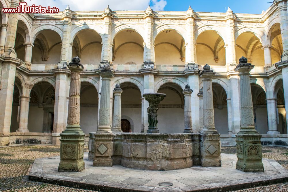 Immagine La fontana nel patio del Museo de las Culturas di Oaxaca, nel complesso dell’ex Convento de Santo Domingo de Guzmán.