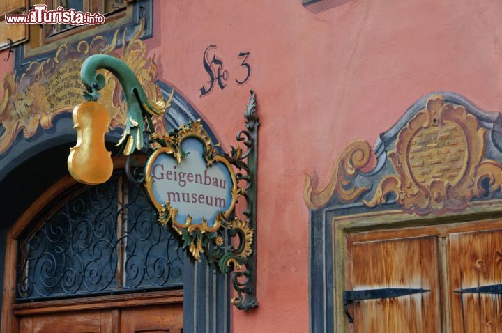 Immagine Mulino del violino nel borgo di Mittenwald, Baviera, Germania - © Scirocco340 / Shutterstock.com