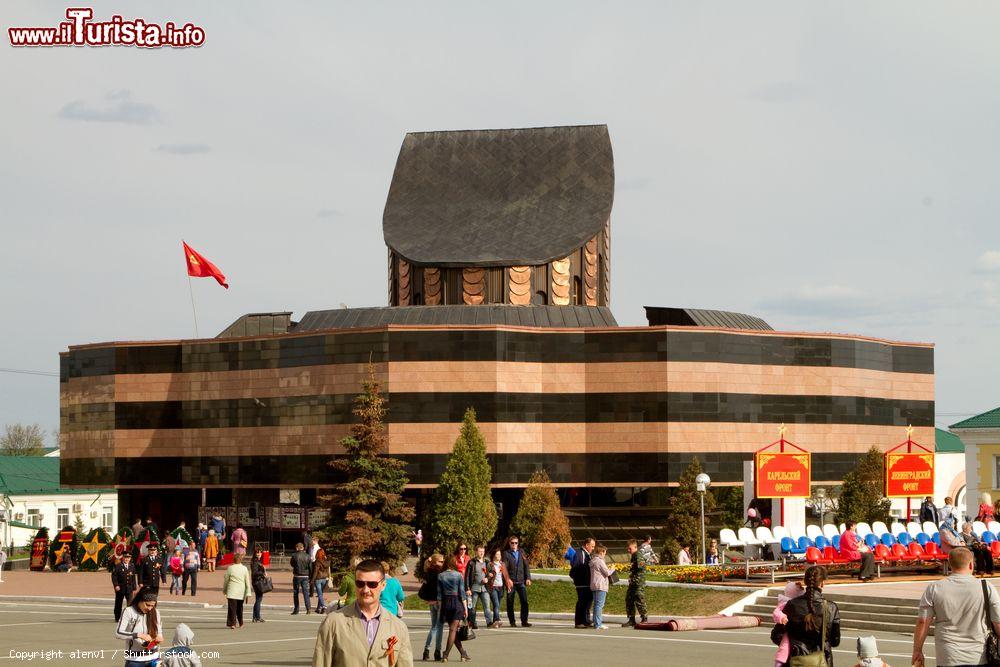 Immagine Museo delle Glorie Militari a Saransk, Russia. La facciata dell'edificio è caratterizzata da un rivestimento bicolore a strisce alternato - © alenvl / Shutterstock.com