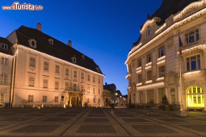 Immagine Museo del Palazzo Brukenthal a Sibiu, Romania - Principale museo d'arte di Sibiu, oltre che uno dei più antichi di tutta la Romania, questa area museale venne aperta al pubblico nel 1816. Il governatore della Transilvania, Samuel von Brukenthal, grande collezionista e rappresentante della nobiltà sassone al servizio dell'imperatrice Maria Teresa d'Austria, raccolse dipinti, libri, monete e oggetti di valore che sistemò in un bell'edificio tardobarocco a Sibiu. Alla sua morte, come da volontà, il palazzo divenne un vero e proprio museo © Boerescu / Shutterstock.com