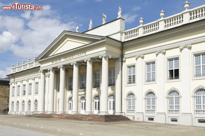 Immagine Museo Fridericianum a Kassel, Germania - Completato nel 1779, questo museo chiamato così in onore del suo fondatore è stato il primo museo pubblico d'Europa. Alla fine del XIX° secolo l'area museale ospitava la più grande collezione al mondo di orologi © runzelkorn / Shutterstock.com