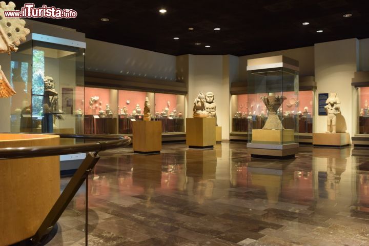 Immagine Città del Messico: l'interno del celebre Museo Nazionale di Antropologia, uno dei fiori all'occhiello della capitale messicana, che ospita un'immensa collezione di reperti preispanici - foto © tateyama / Shutterstock.com