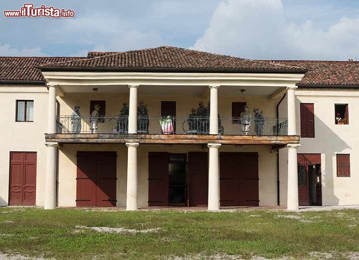 Immagine Il museo storico del 7° Reggimento Alpini è ospitato dalla Villa de' Manzoni a Sedico - © R. Michelotti - Provincia Belluno