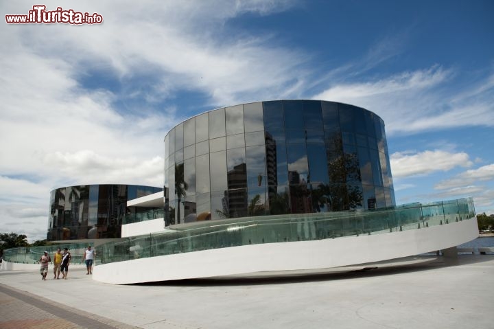 Immagine L'avveniristico Museu Arte popular a Paraiba si trova a Campina Grande in Brasile