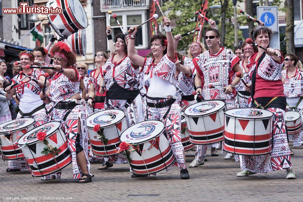 Immagine Musicisti suonano all'annuale T-parade di Tilburg, Olanda: si tratta di un festival estivo a cui partecipano abitanti di diverse culture - © TonyV3112 / Shutterstock.com