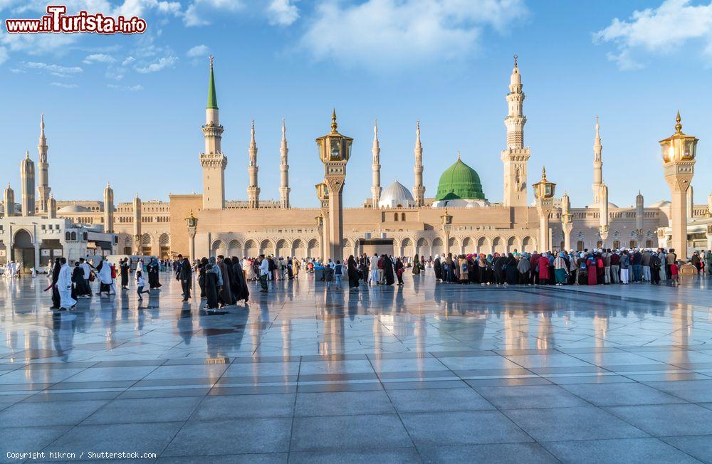 Immagine Musulmani di fronte alla moschea del profeta Maometto a Medina, Arabia Saudita. La tomba di Maometto si trova sotto la cupola verde - © hikrcn / Shutterstock.com