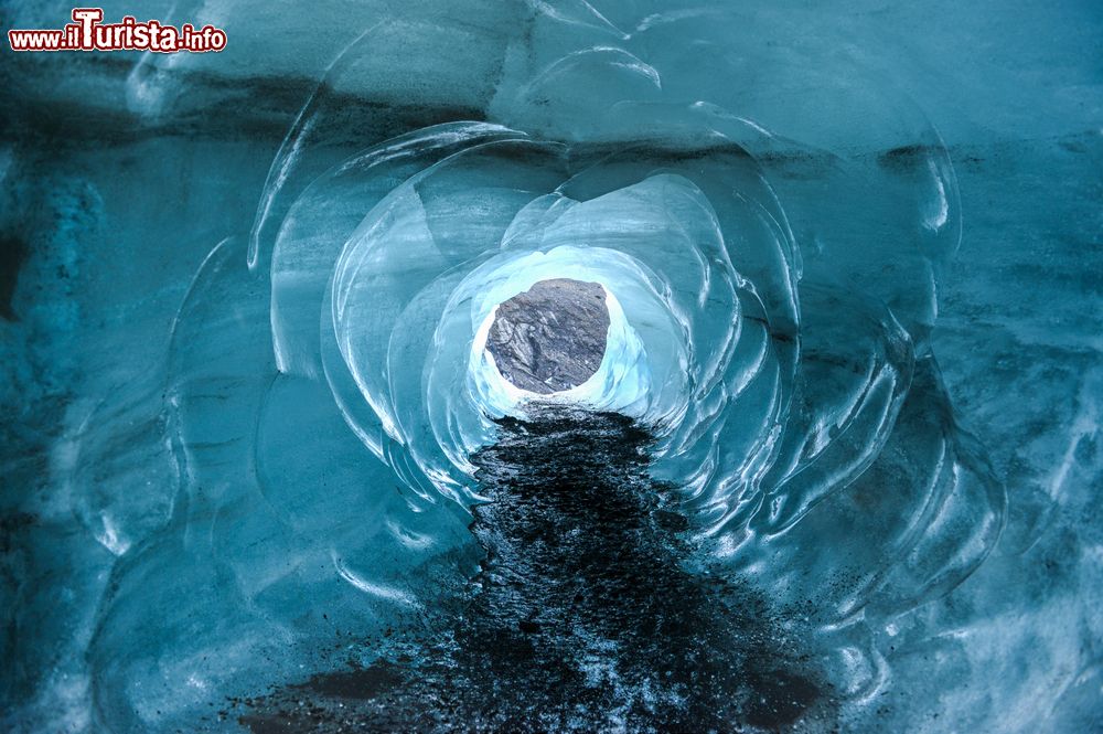 Immagine Myrdalsjokull Glacier, Islanda: la suggestiva veduta di un tunnel che conduce al ghiacciaio. Situato a nord di Vik i Myrdal, questo ghiacciaio a sud dell'Islanda raggiunge l'altezza massima di 1493 metri e un'estensione di 595 km quadrati.