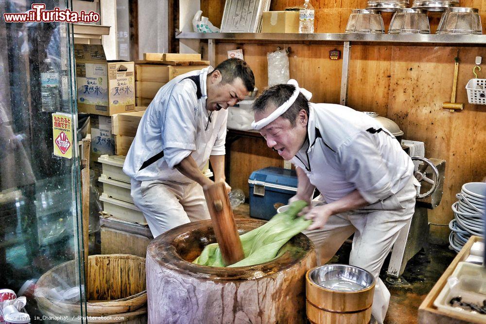 Immagine Nara, Giappone: due uomini giapponesi preparano il mochi, dolce tradizionale fatto con riso glutinoso  - © im_Chanaphat / Shutterstock.com