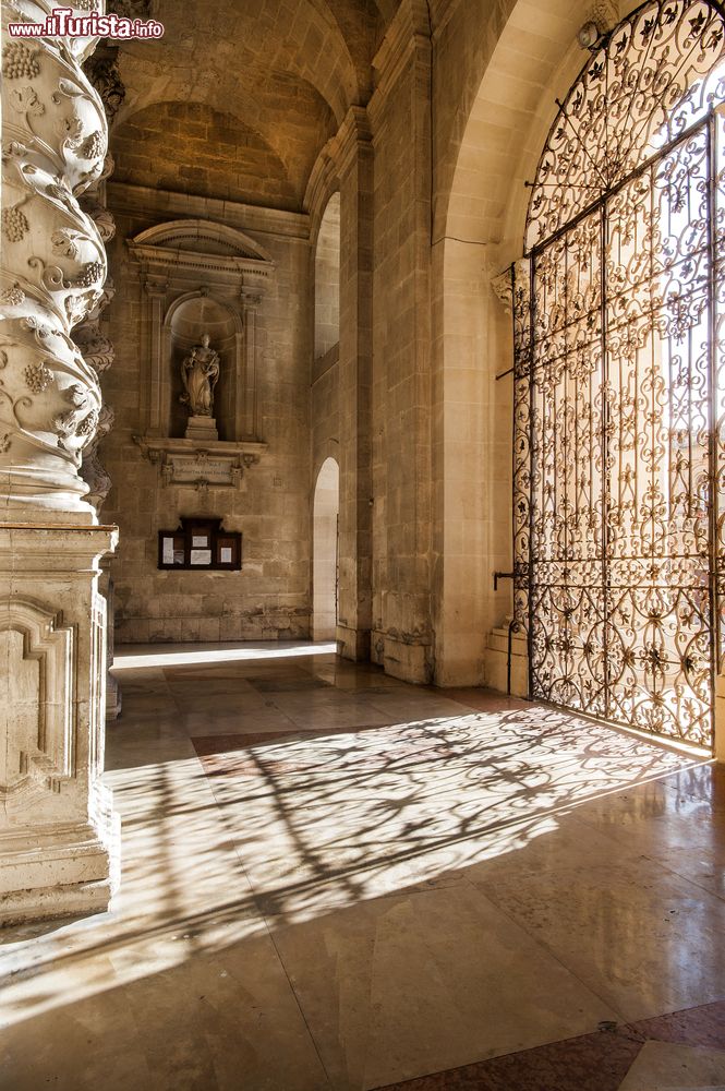 Immagine Il nartece del duomo di Siracusa, Sicilia, con giochi di luce sulla pavimentazione.