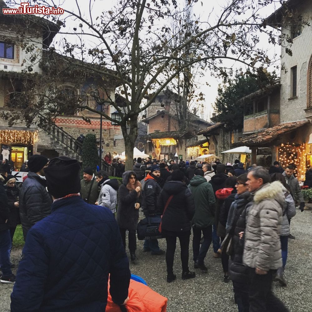Immagine Natale a Grazzano Visconti: i turisti visitano i mercatini del borgo medievale emiliano - ©  Natale a Grazzano Visconti