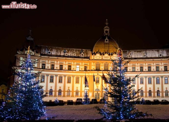 Immagine Natale in piazza a Sibiu, Romania - Alberi addobbati e illuminati per i festeggiamenti del Natale nel centro di Sibiu © Marcella Miriello / Shutterstock.com