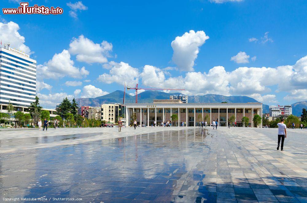 Immagine Il National Opera and Ballet Theater di Tirana, Albania. Inaugurato nel 1953, ha una capienza di circa 200 posti  - © Katsiuba Volha / Shutterstock.com