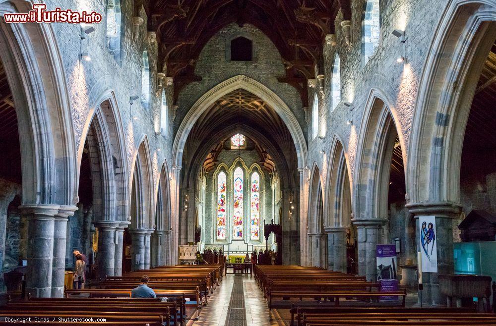 Immagine Navata centrale della cattedrale di San Canizio a Kilkenny, Irlanda. Di grande pregio sono le vetrate istoriate dietro l'altare maggiore che illuminano la maesosta navata centrale dell'edificio religioso - © Gimas / Shutterstock.com