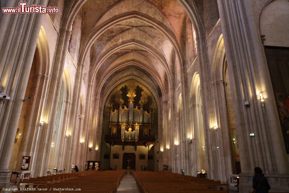 Immagine Navata della cattedrale gotica di San Pietro a Montpellier, Francia. Monumento storico dal 1906, questo edificio di culto venne più volte saccheggiato nel corso della sua storia - © BOULENGER Xavier / Shutterstock.com