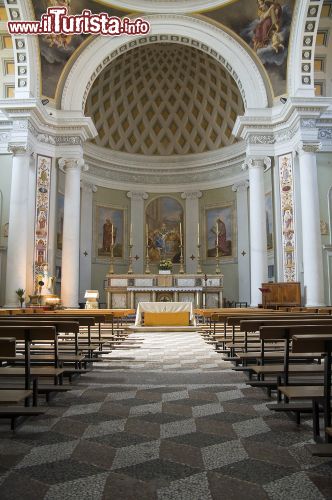 Immagine Navata della chiesa di Santa Maria Maddalena a Castiglione del Lago, Umbria - L'esistenza di questo edificio dedicato al culto religioso è attestata dalla prima parte dell'XI° secolo nei documenti imperiali © Mi.Ti. / Shutterstock.com