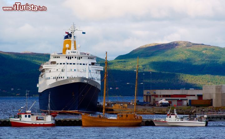 Immagine La città di Alta è favorita dalla posizione centrale del suo porto che ha vari collegamenti con Hammerfest e un costante aumento del traffico crocieristico. In questa immagine, una nave da crociera attraccata al porto della città del Finnmark - © saasemen / Shutterstock.com