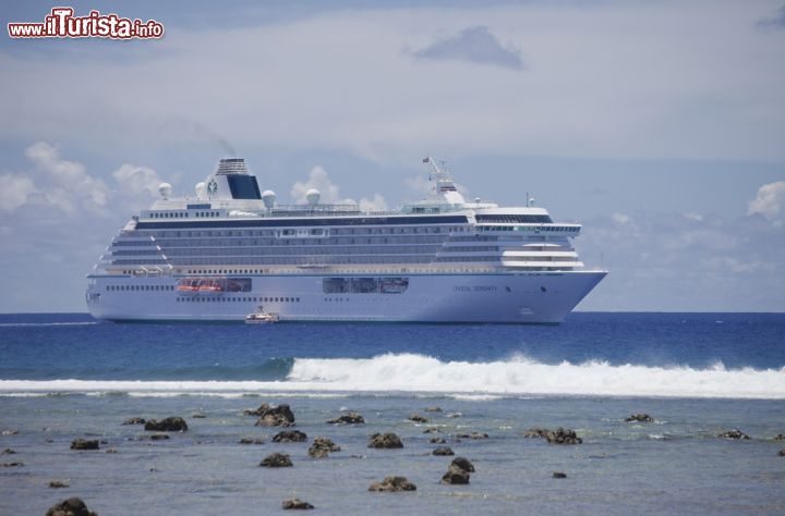 Immagine Una Nave da crociera (Crystal Serenity) davanti alla laguna di Avarua, la capitale delle Isole Cook - © riekephotos / Shutterstock.com