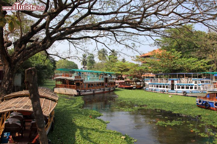 Immagine Una nave passeggeri trasporta le persone sulle backwaters di Alleppey (Alapphuza) nello stato del Kerala, India - foto © AJP / Shutterstock.com