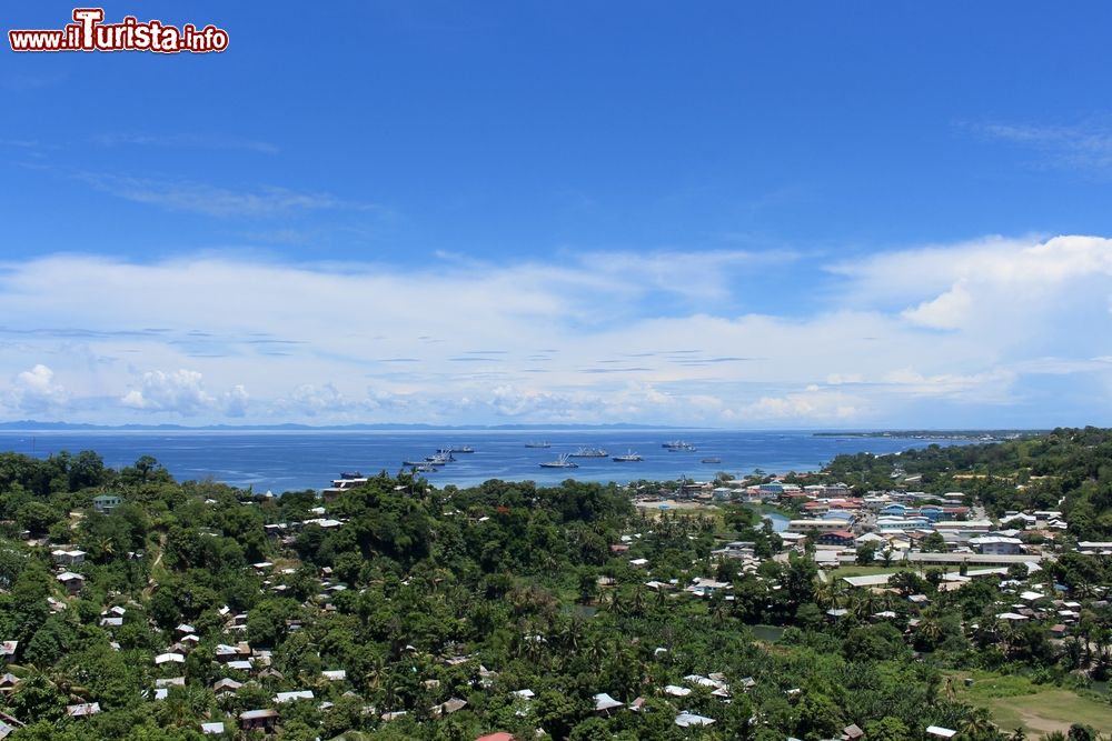 Immagine Navi portacontainer al porto di Honiara, isole Salomone, Oceania.