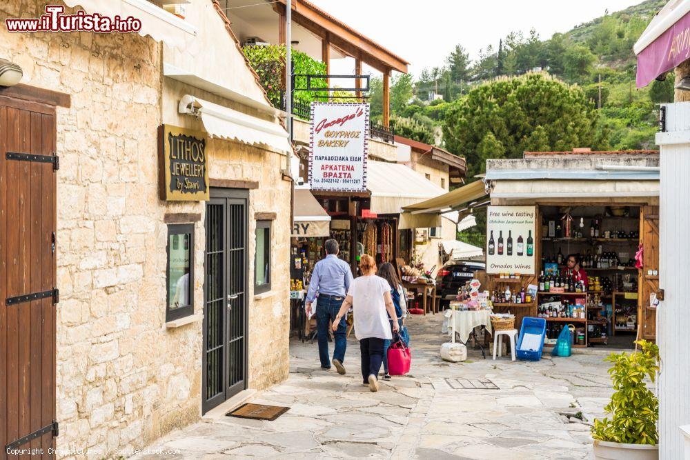 Immagine Negozi con souvenirs per turisti nel villaggio di Omodos, Cipro: fra gli acquisti da non perdersi c'è il vino Commandaria, considerato il più antico e dolce al mondo - © Chrispictures / Shutterstock.com