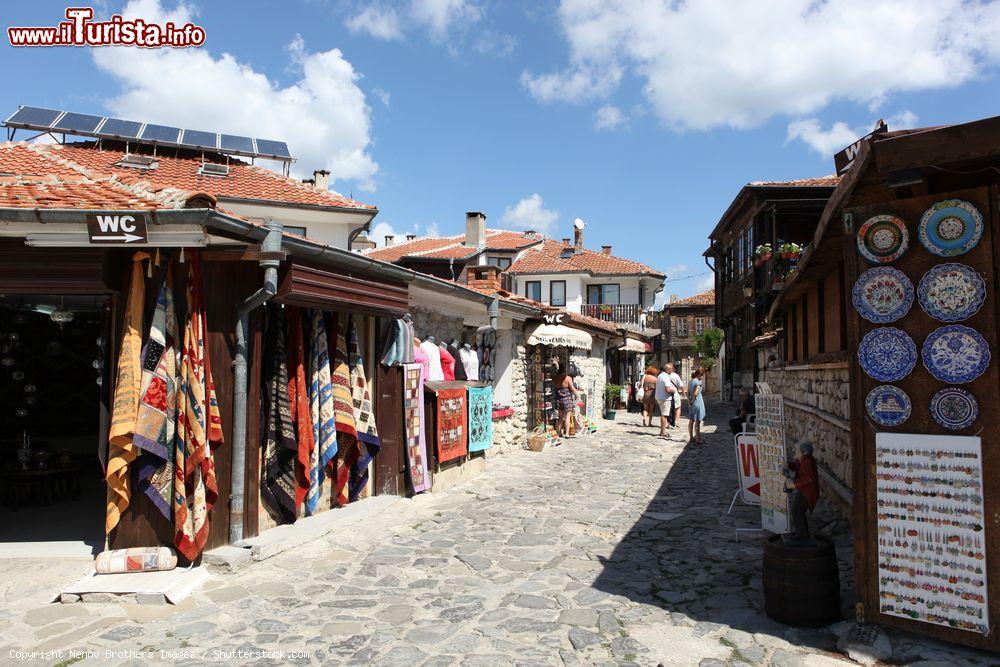 Immagine Negozi d'artigianato a Nesebar in Bulgaria: in mostra prodotti tipici della zona, souvenire in legno e souvenir tipici del Mar Nero. - © Nenov Brothers Images / Shutterstock.com