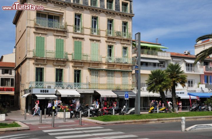 Immagine Negozi e botteghe sulla via principale di Bandol, Francia - © Pack-Shot / Shutterstock.com