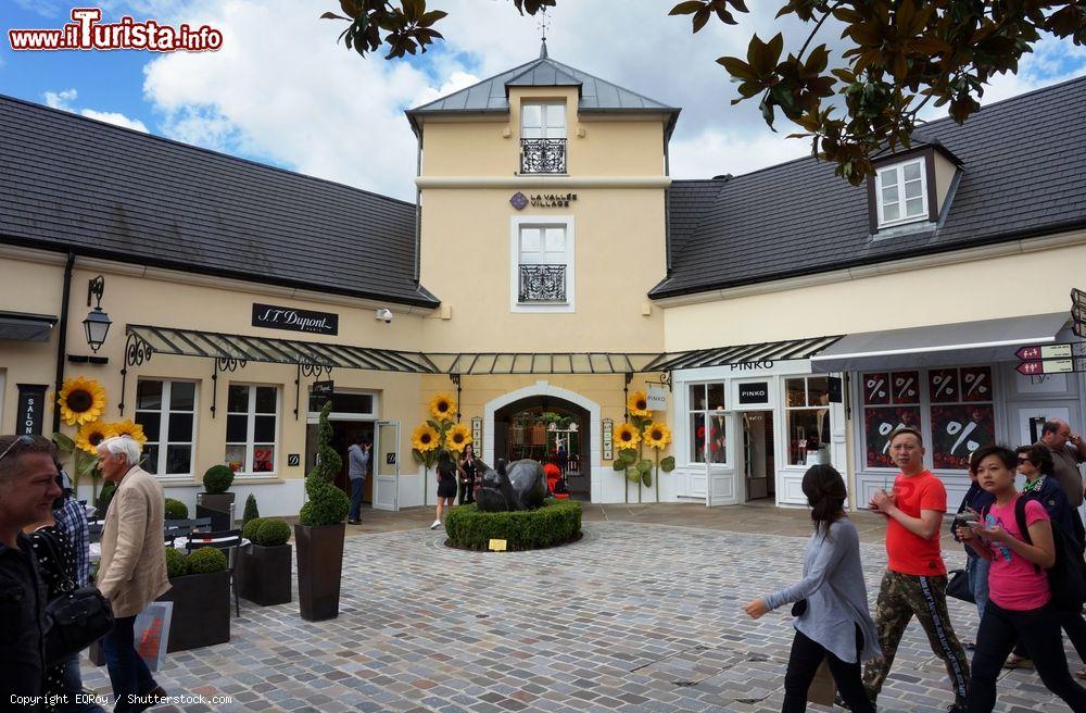 Immagine Negozi e boutique alla moda a Marne-la-Vallee (Francia): siamo all'outlet Vallee Village nei pressi di Disneyland Paris - © EQRoy / Shutterstock.com